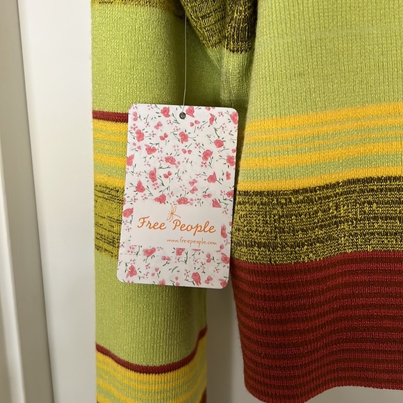 NWT Free People slightly cropped sweater - Picture 6 of 6